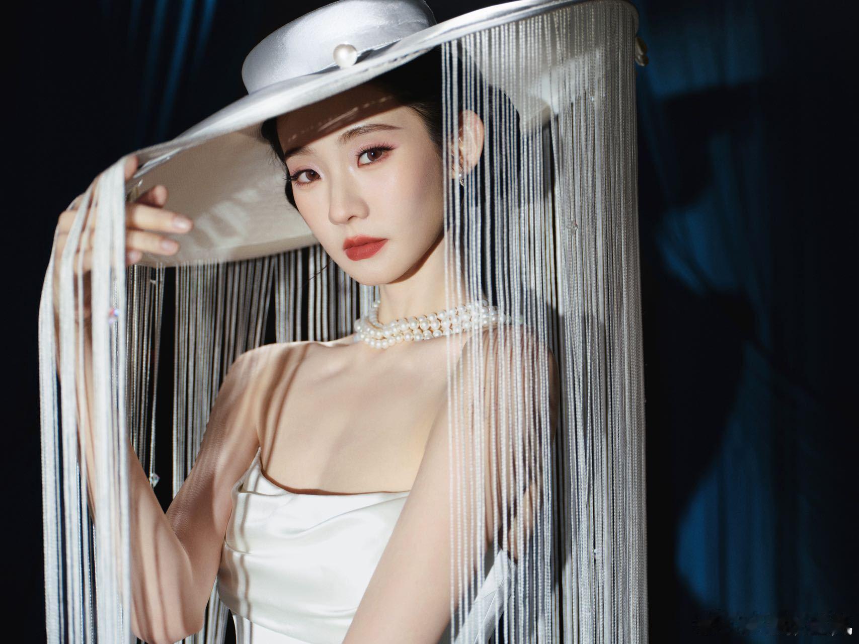 张艺凡在线等一个建议 的一顶帽子演绎了不同的惊艳：戴上是浓郁故事感的复古缪斯；不