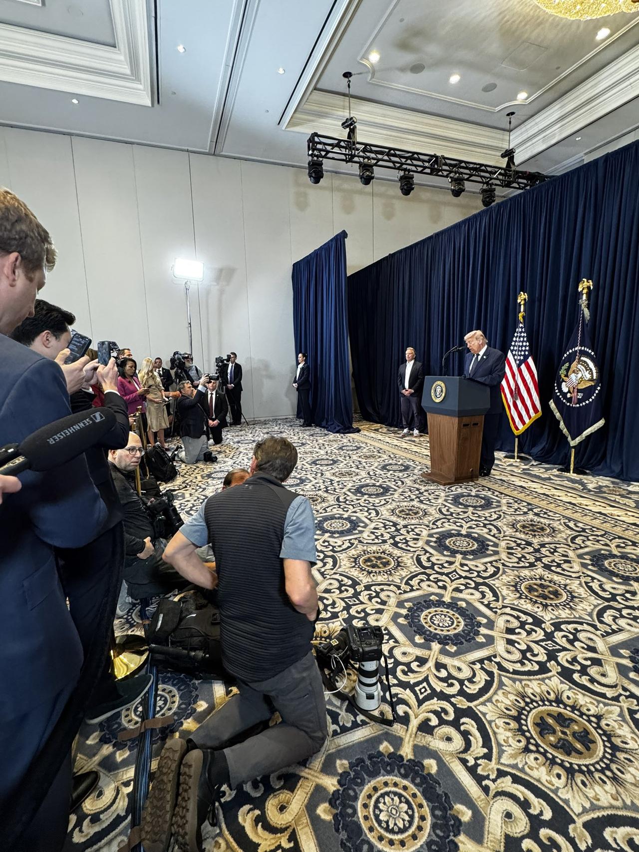 【老特的嘴啊，他的马仔们快跟不上了】特朗普被媒体不停追问时说，美国与伊朗的战事已