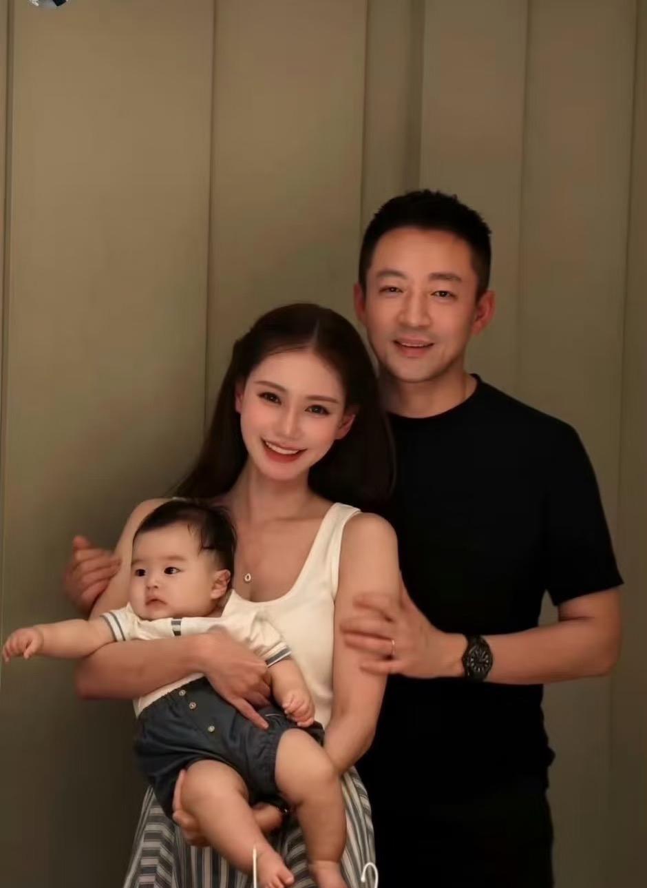 玥儿、箖和小汪宝都是汪的孩子，都一样宝贝。但要说心疼，我觉得他会更心疼两个大孩子