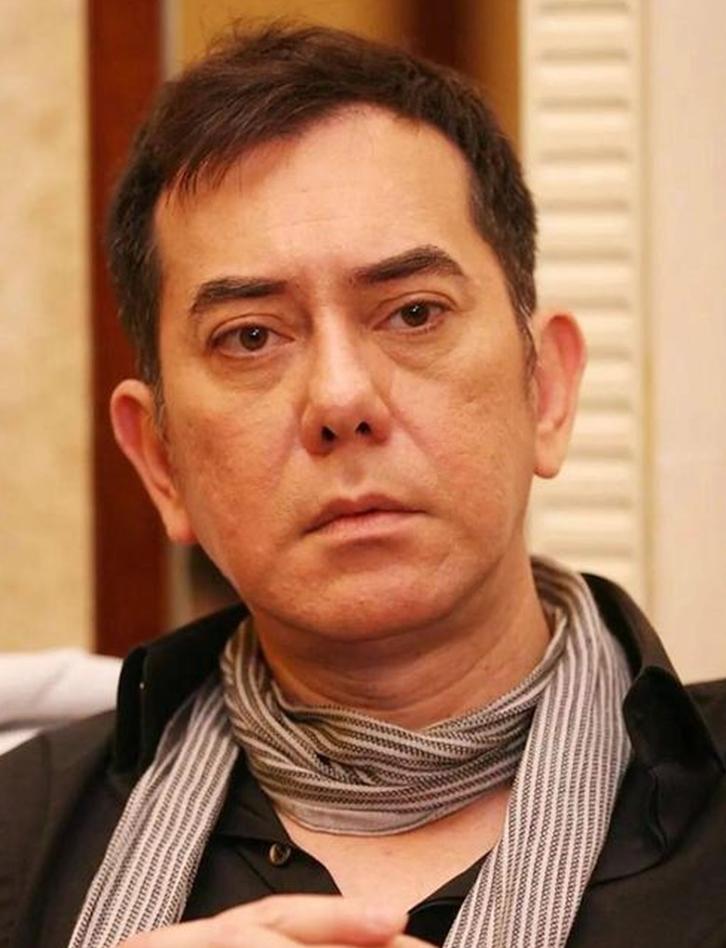 他长着一张外国人的脸，却在香港最底层的贫民窟里长大，被亲生父亲当作不存在。更讽刺