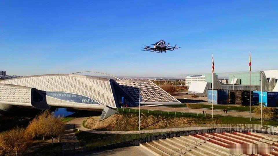 近日，亿航智能EH216-S无人驾驶航空器在西班牙萨拉戈萨市中心成功完成点对点城