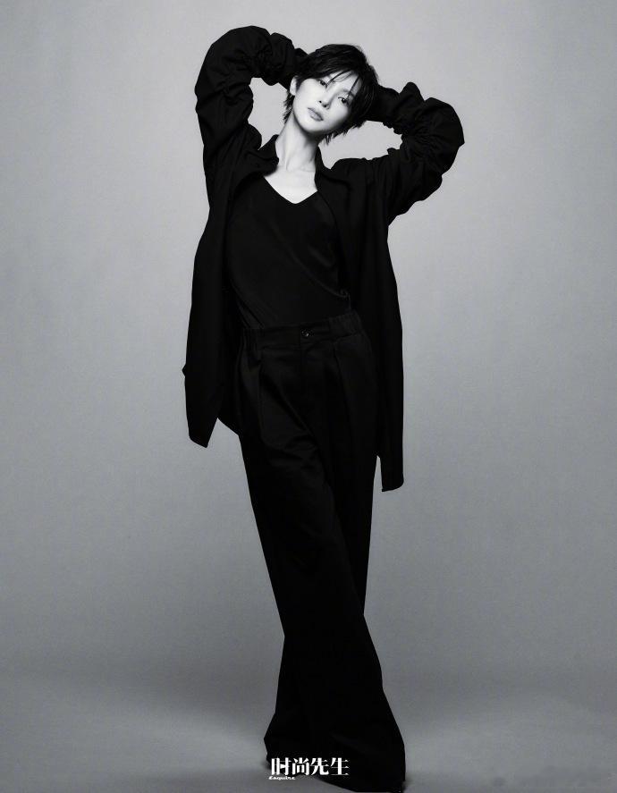 被金晨《时尚先生》封面狠狠拿捏！短发造型自带气场，淡妆凸显高级感，疏离又危险的魅