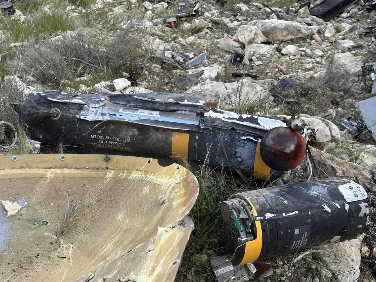 四张被烧焦的无人机残骸照片，其中包括螺旋桨组件、裸露着电路板的航空电子设备、标有