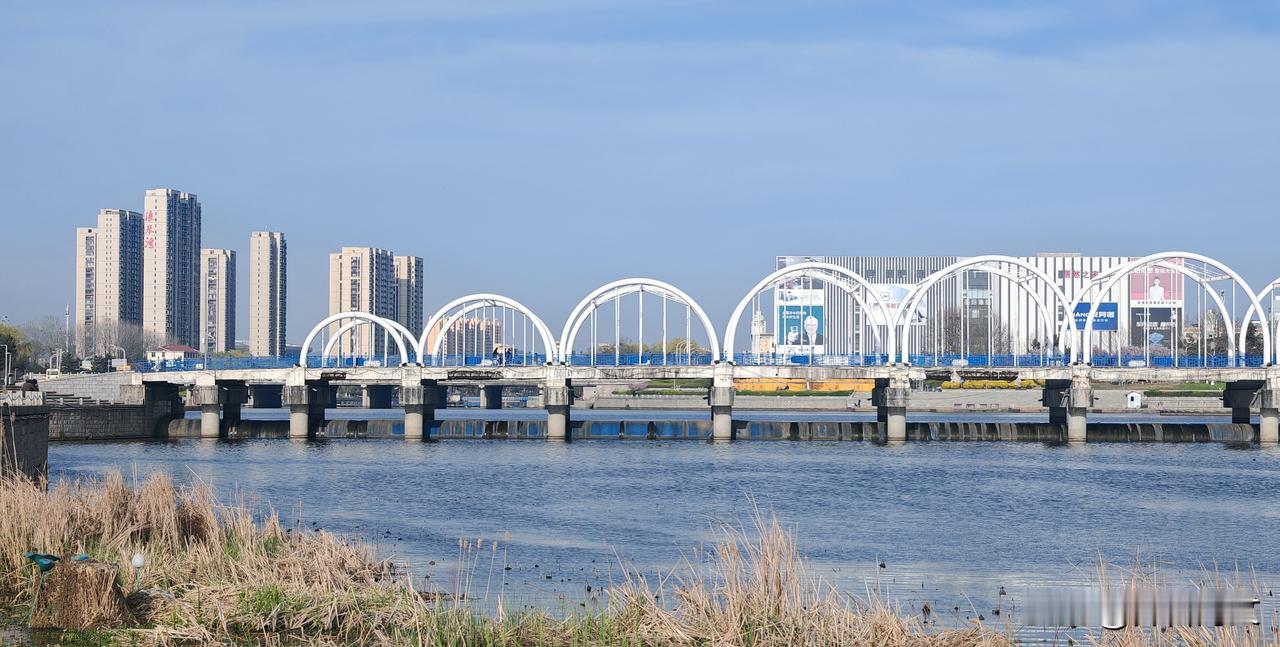 东西两个方向观望抱龙河上彩虹桥