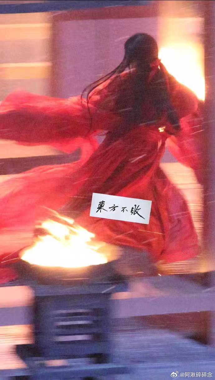 代拍给林允拍出神图了 模糊镜头也挡不住惊艳！林允红衣造型氛围感拉满，亡国公主的脆