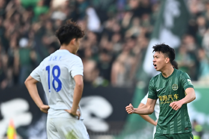 浙江队1比1战平申花 全场比赛结束，浙江队1-1战平上海申花队，上半场特谢拉远射