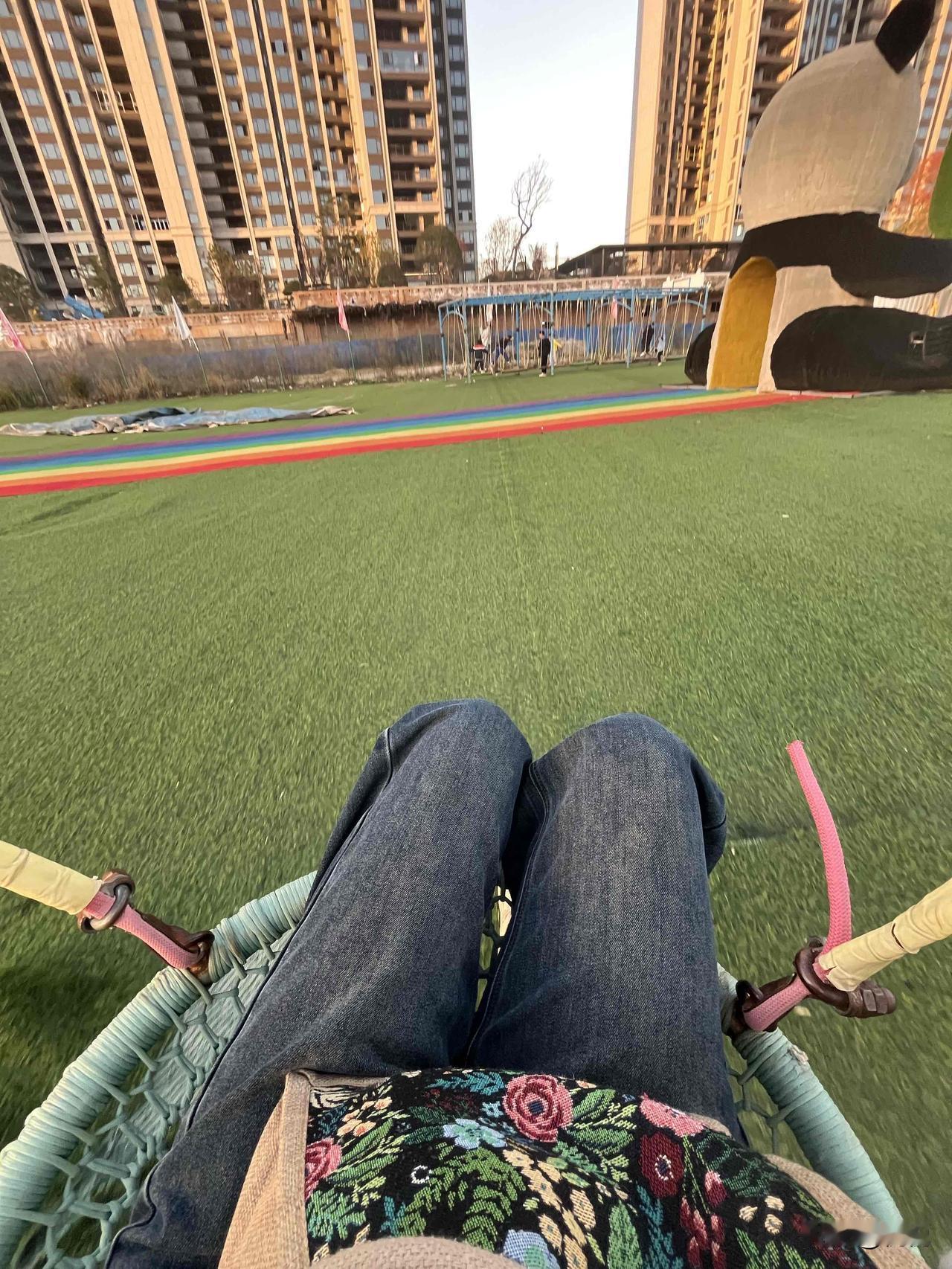 今天下班拐进小区旁那片小游乐场，往这藤秋千上一瘫，脚一荡一荡的，风裹着点傍晚的暖