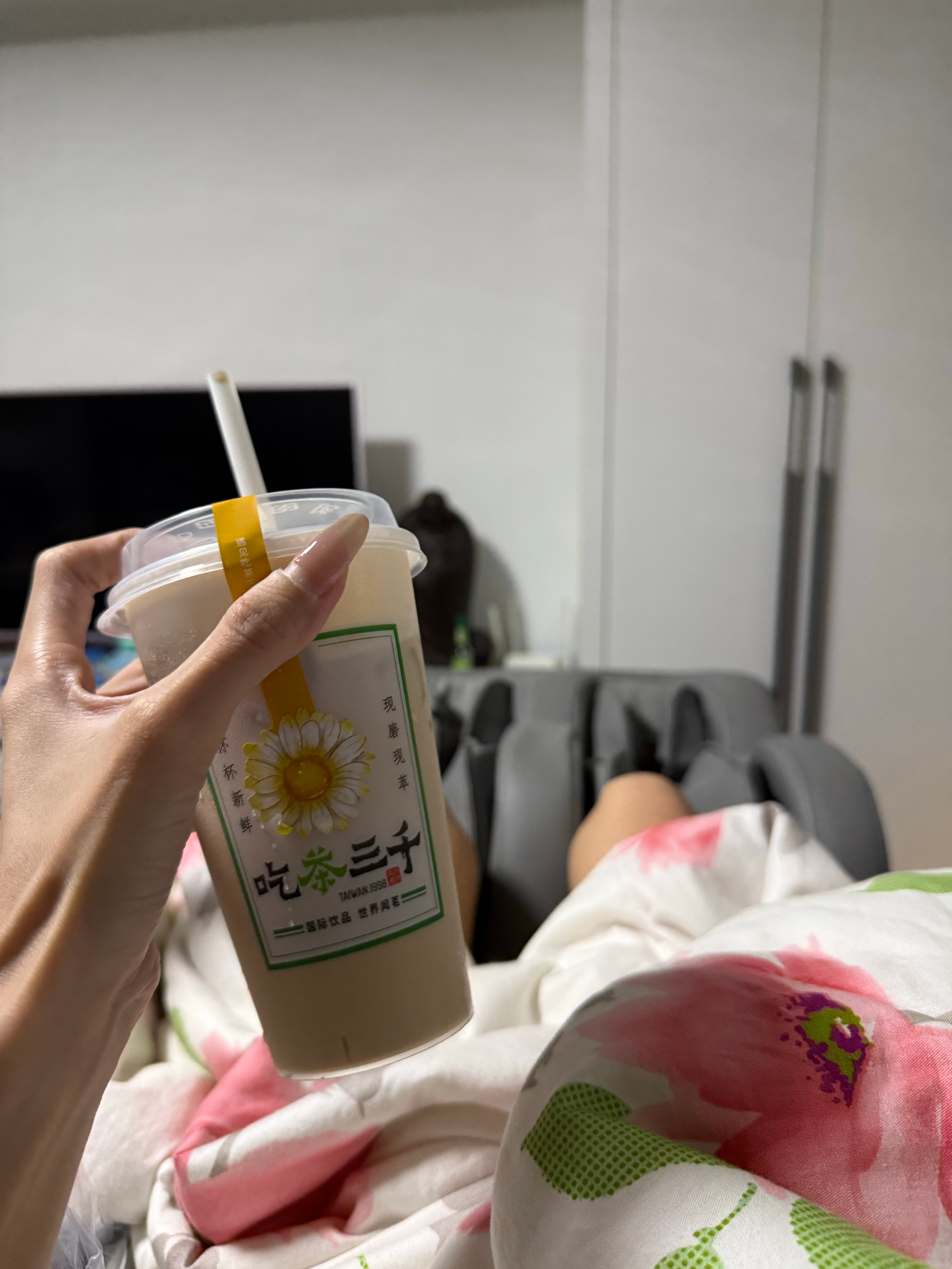 又喝 也是在厦门的家做上皇帝了 边按摩边喝 在家里搞一台按摩椅真的比我想象爽很多