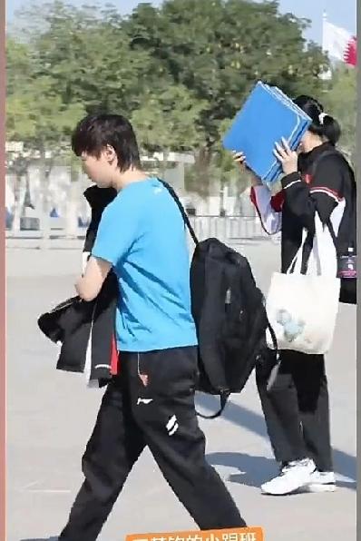 1月7日中午，曼昱和徐奕走出训练场，她身边的工作人员拿个文件夹遮挡太阳。
   