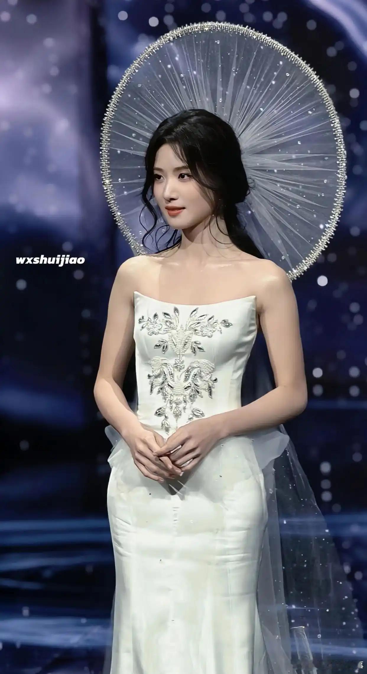 卢昱晓这次属于天使了吧 