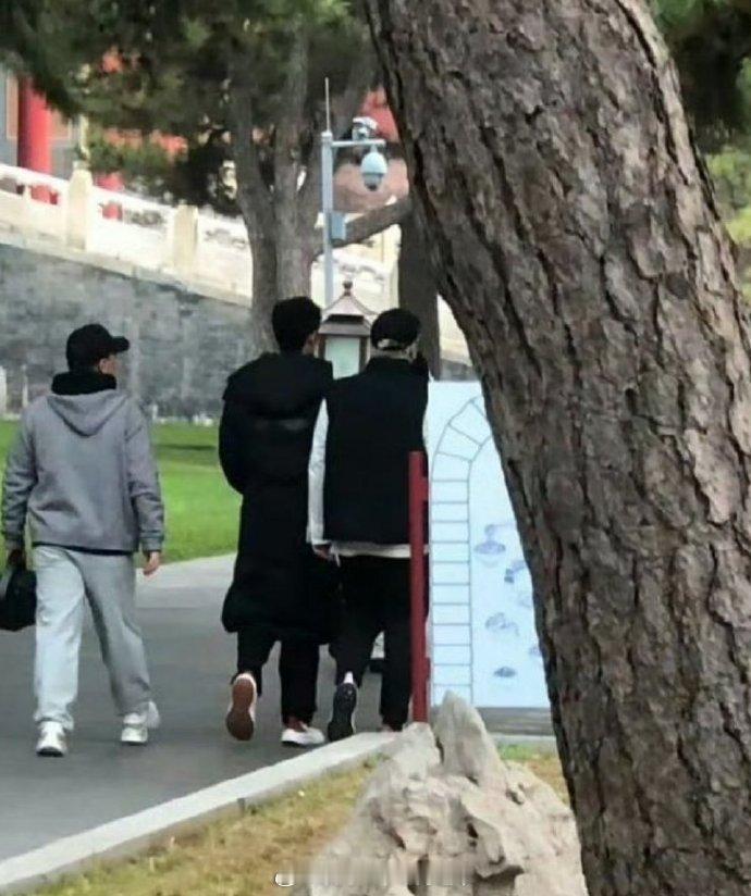 网友偶遇肖战路透，随机掉落一张帅哥~这是在拍什么？ 