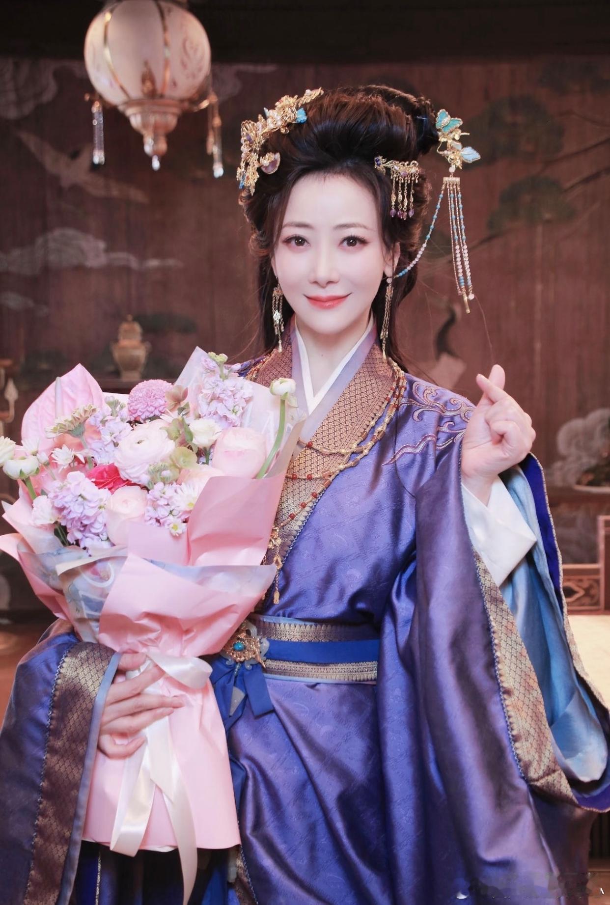1.陈紫函曾经做过试管，但没能怀上才选择丁克，现在她老公一家人都在逼她认下外面的