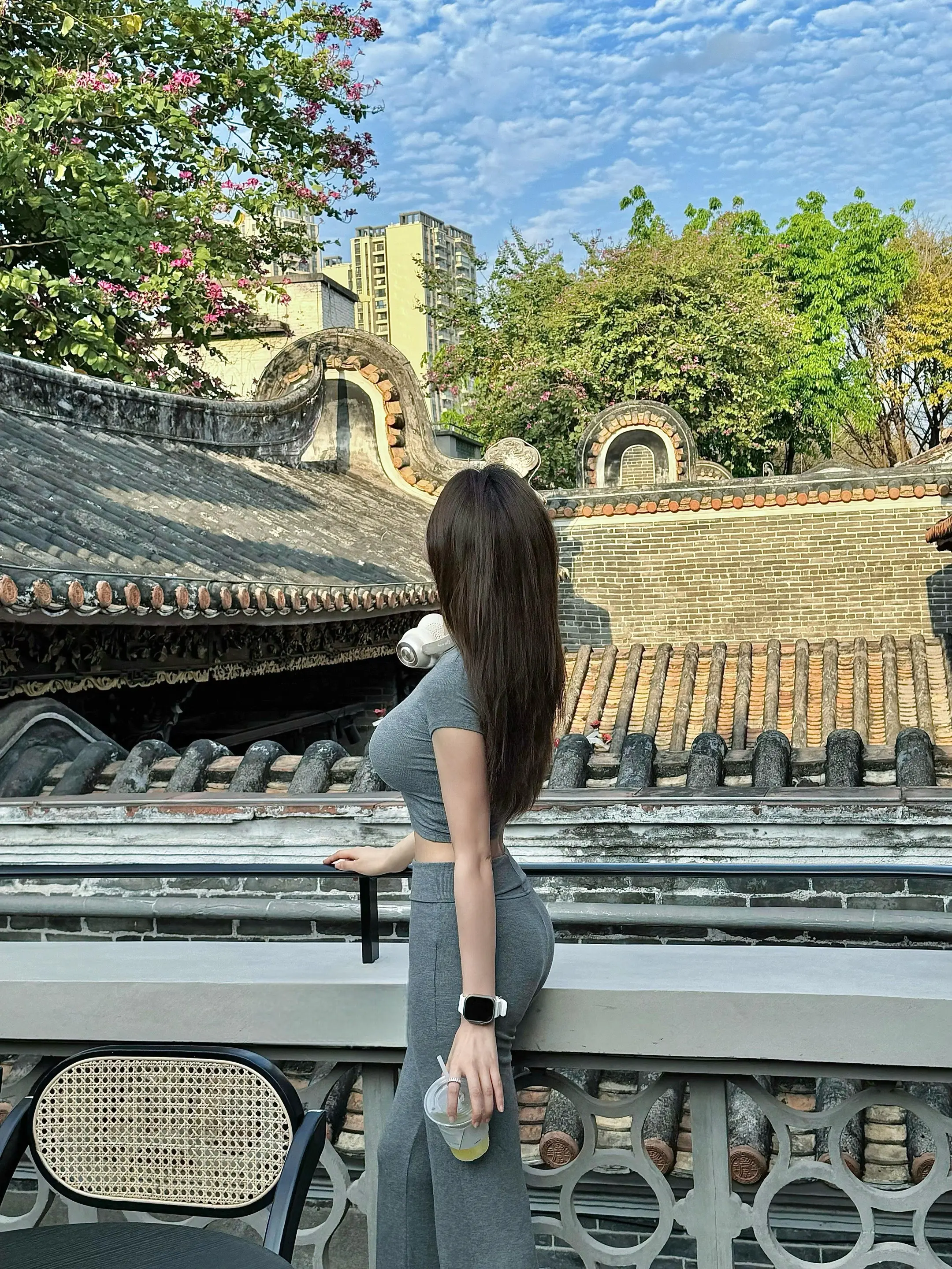 状态不好的时候强迫自己穿漂亮衣服，画淡淡的妆，多出门，多走动，见不同的...