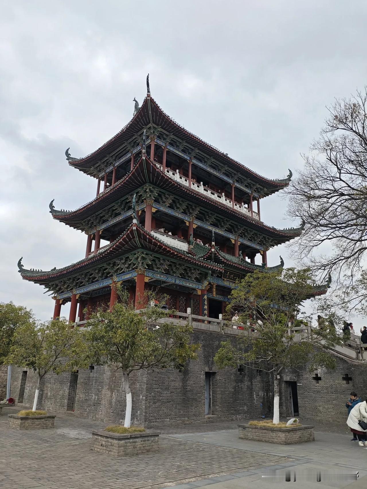 来到江西赣州，登山江边古城墙，俯瞰章江与贡水的合流形成赣江，顺水远眺赣江一路向北