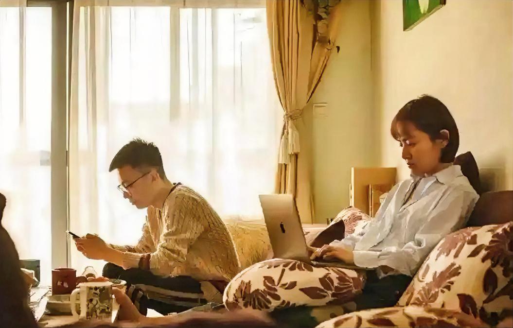 中年夫妻还有爱吗？

这大概是很多人在婚姻进入“下半场”时，会悄悄在心里问自己的