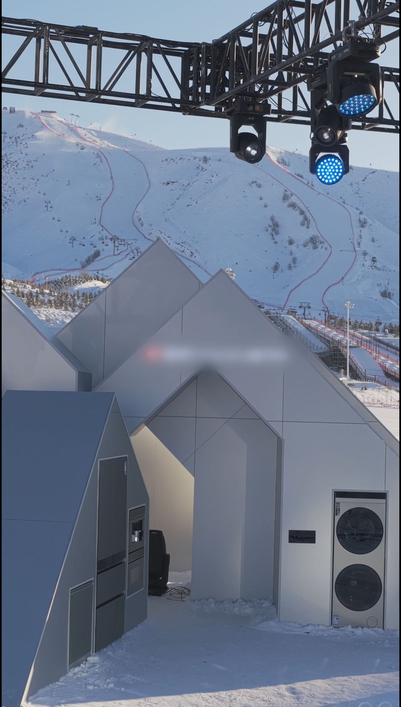 雪落满木屋的夜晚太治愈，滑雪板划过雪地的声响太迷人，这场奔赴，少一步都不算圆满！