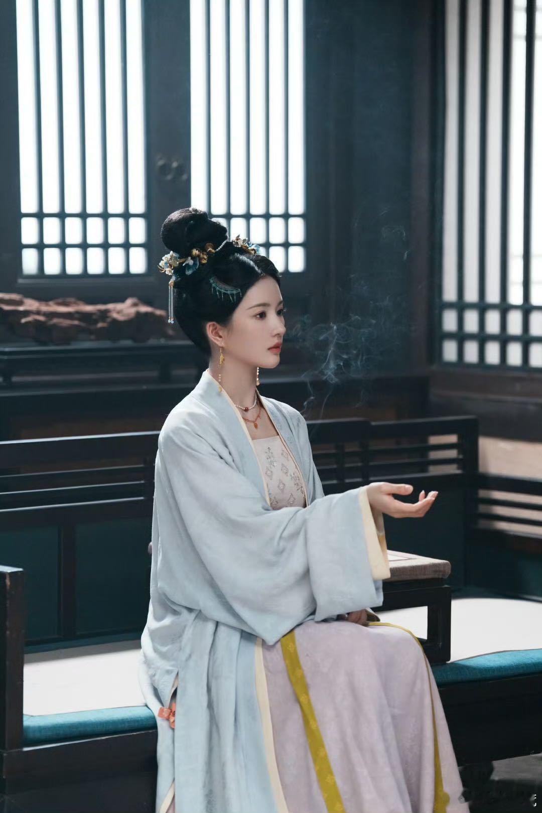 望寿华姐姐疼疼我  《五福临门》中刘些宁饰演的寿华姐姐，是那么的坚强与温柔。她在