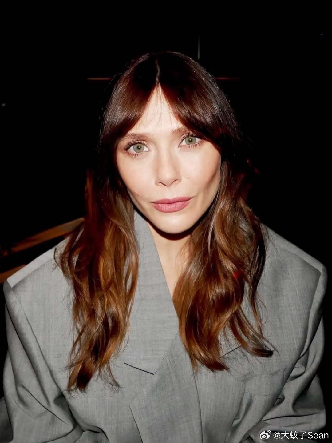 Elizabeth Olsen伊丽莎白奥尔森在巴黎时装周期间出席观看Givenc