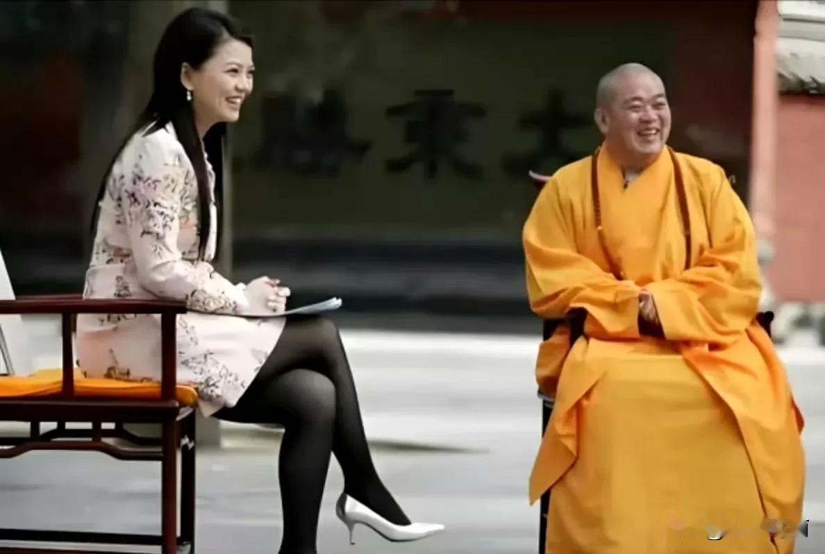当年，李湘去少林寺采访释永信时的照片。当时的湘姐32岁，穿高跟鞋配粉色短裙，特别