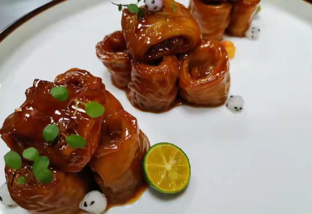 精致美食，诱人食欲！🍽️😋大家看看这是一道哪里的名菜？这道菜要100多元。但
