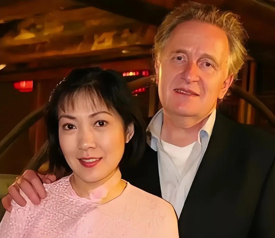 沈丹萍从北电学生到演员的成长，和前任分手后与德国人乌韦的婚姻，虽有文化差异和生活
