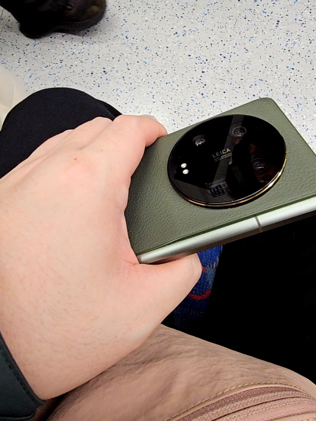 在伦敦地铁上坐对面的外国老哥对着我手机说了句：Special，Xiaomi Ul