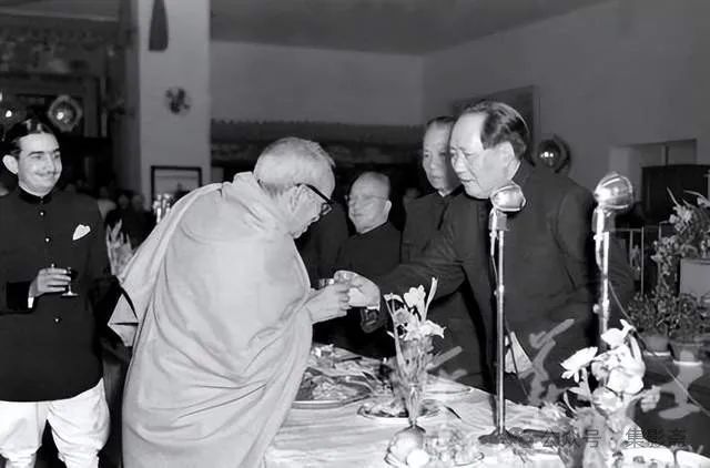 您可能没见过的毛主席的#老照片# 1951年9月30日晚举行宴会欢庆国庆节，印度