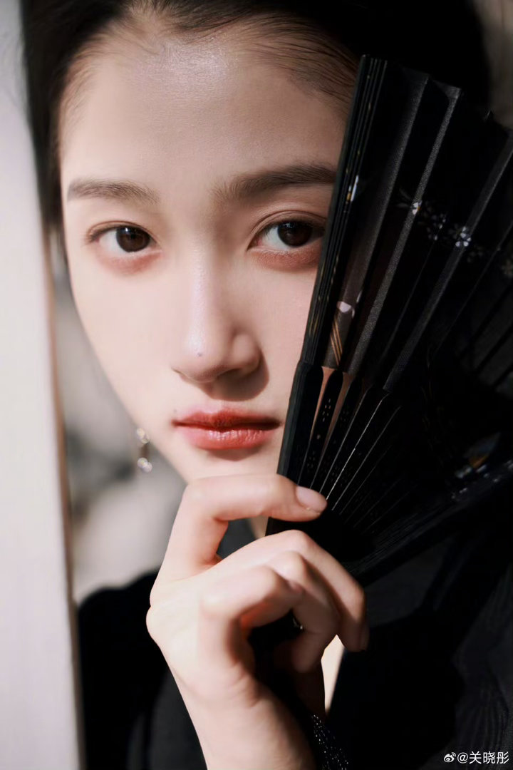 关晓彤黑色马面裙造型 关晓彤一袭黑色马面裙搭配水墨折扇好有东方韵味～每一帧都散发