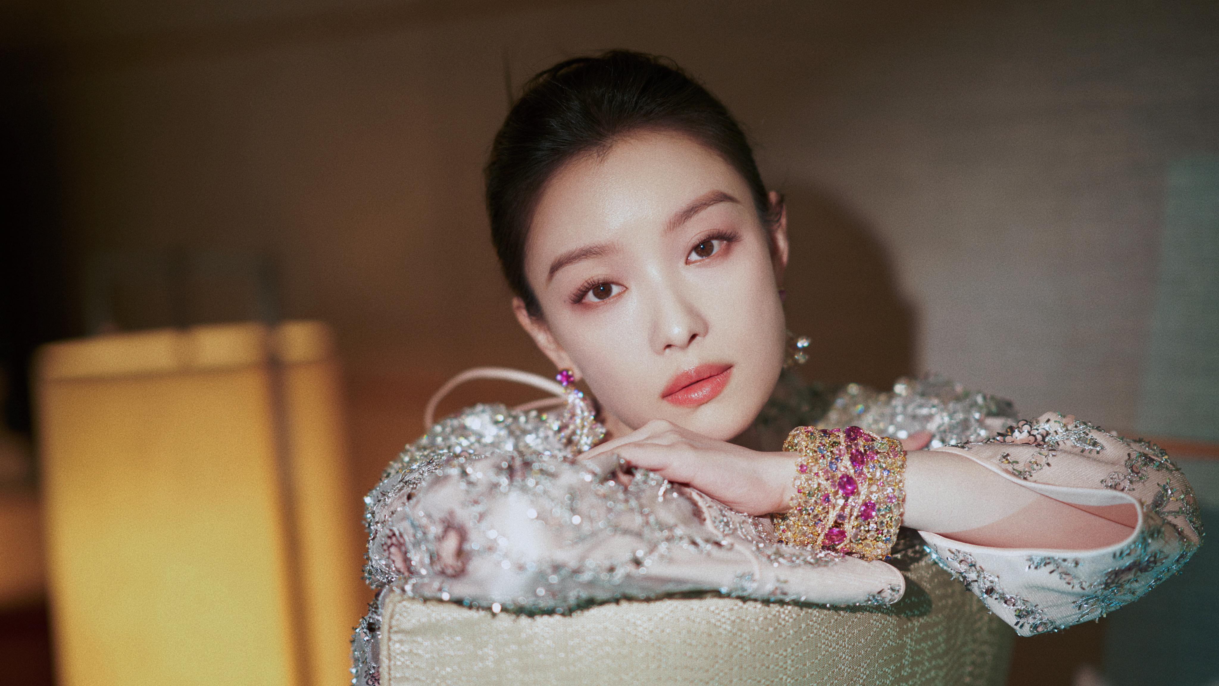  倪妮  粉色立体花卉刺绣服桃粉娇艳，浪漫从长袖之中流走，轻拂花枝，如花神般绽放