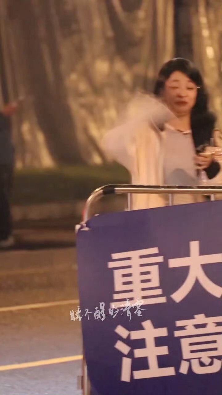 孙怡和怡丝完全是社恐的爱豆社牛的粉丝，听到粉丝唱她单曲的立马慌乱摆手结果毫无作用