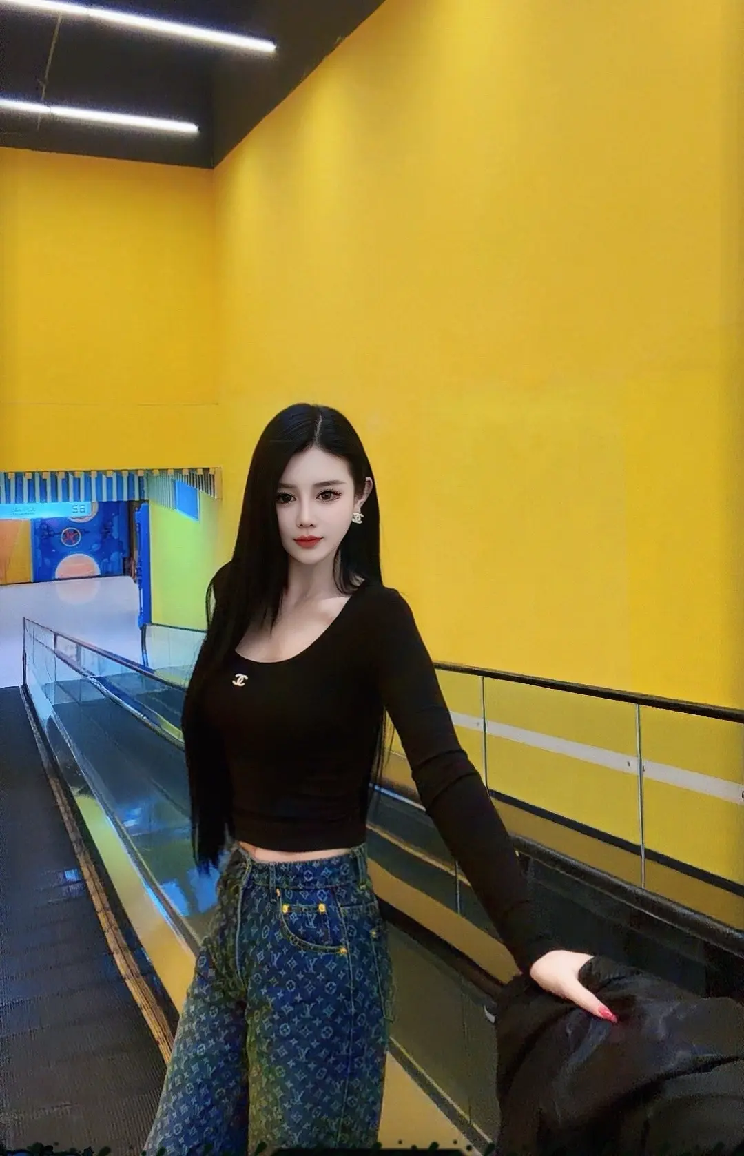 “醉了吧，反正清醒更断肠.”