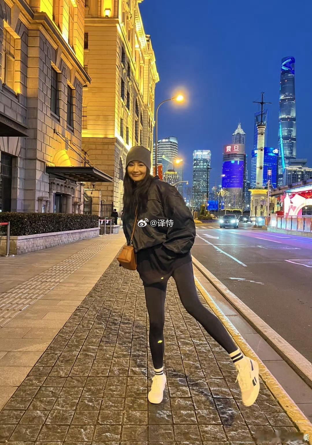 瞿颖拿个袋子就出门了街头偶遇瞿颖逛街，一身简约穿搭拎着编织袋出行，造型随性低调，