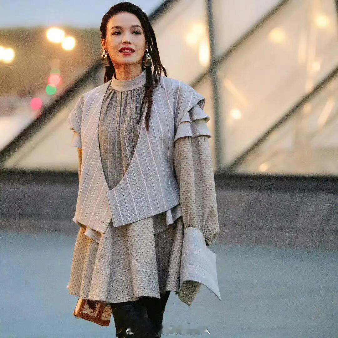 好丑的衣服啊，就连舒淇都救不回来，给人穿成hold住姐了 ​​​