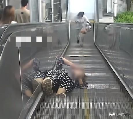 8月27日，重庆轨道5号线中梁山站，一老人独自乘坐扶梯后仰摔倒，地铁值班员飞奔相