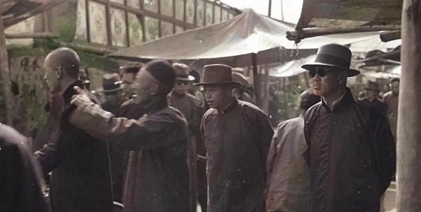 1949 年的上海，赫赫有名的商人丁永福，把自家的洋房全卖了，换成了美金。旁人都