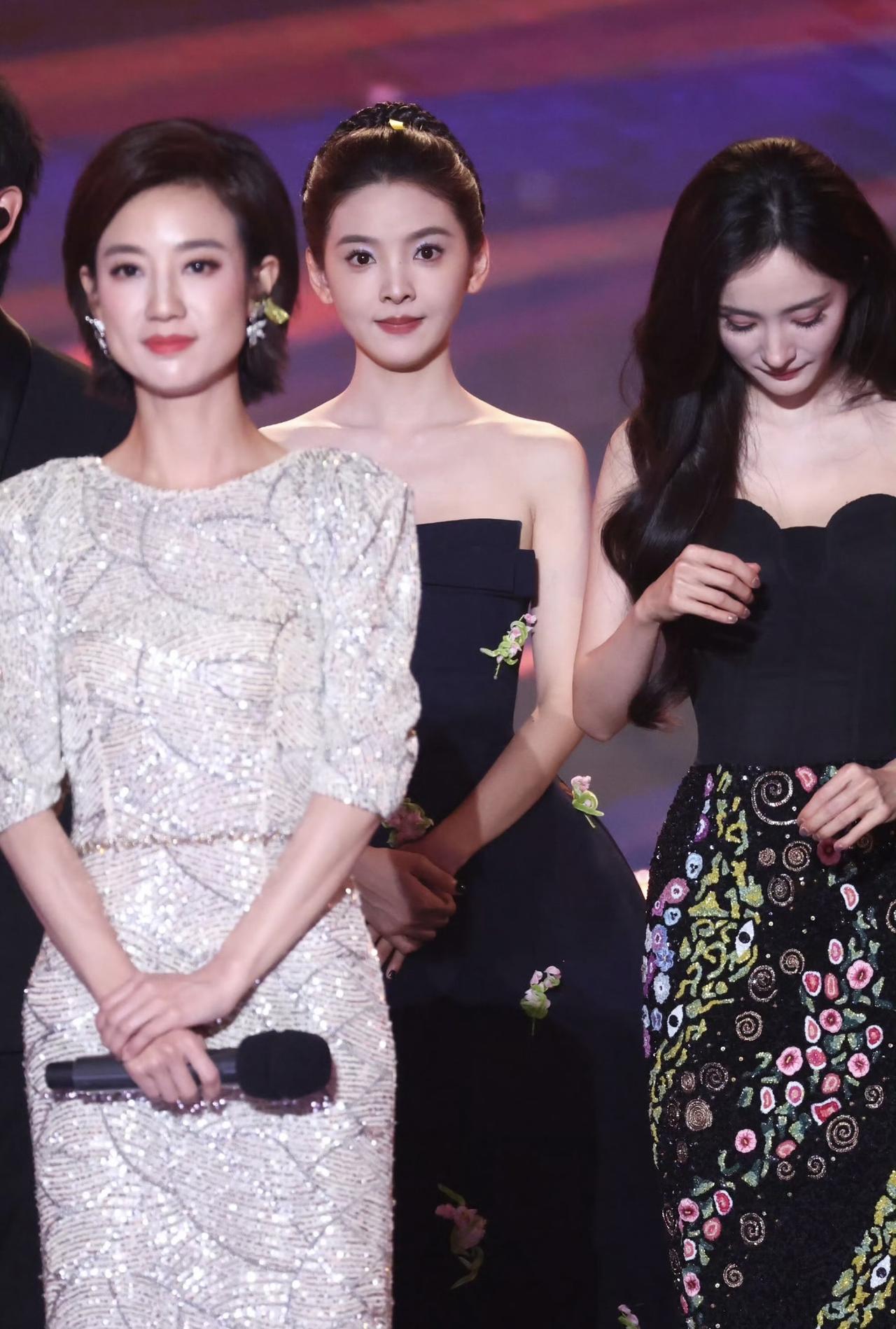 10月28日，杨幂参加活动时，与章若楠、周雨彤同台献唱，三位圈内美女同框的画面，