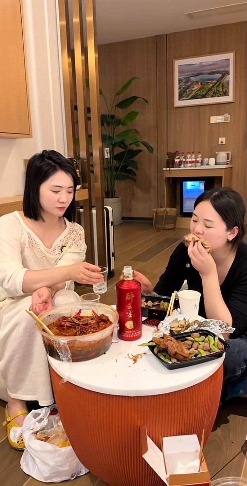 河南驻马店，离婚多年的瑞瑞，酒量是真不小。和她的闺蜜两个人，一顿晚饭喝了一瓶张大
