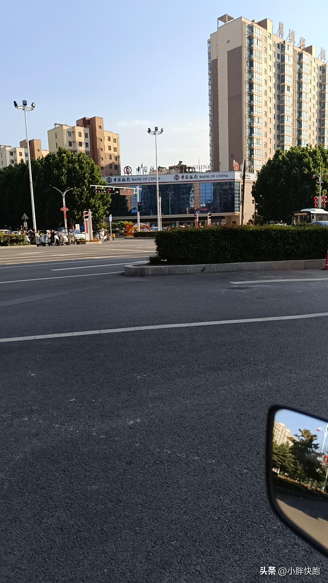 父母即使有再大的困难，也不能把孩子当作自己情绪的垃圾桶！父母的苦难是自己造成的，
