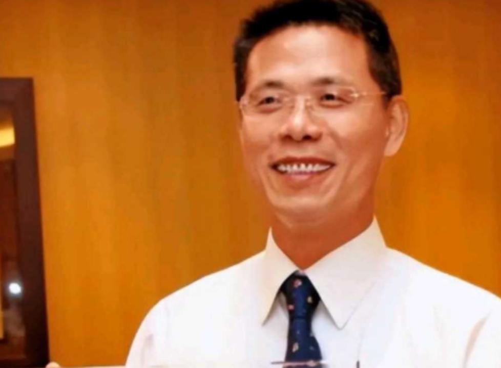 2006年，他卷走国家11亿巨款逃美，让中国芯片业停滞13年，从“民族骄傲”沦为