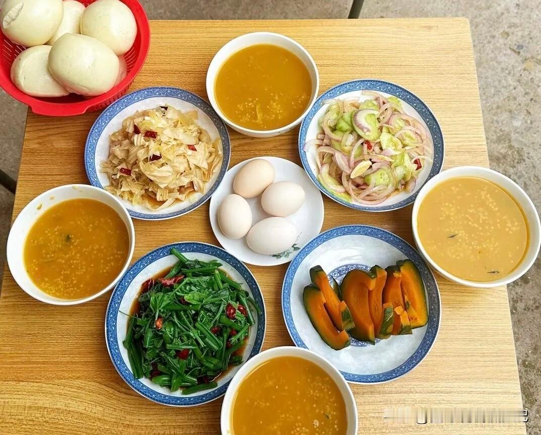 素食养生其实大有门道。我之前尝试过一段时间素食，身体确实有了些变化。素食里富含膳