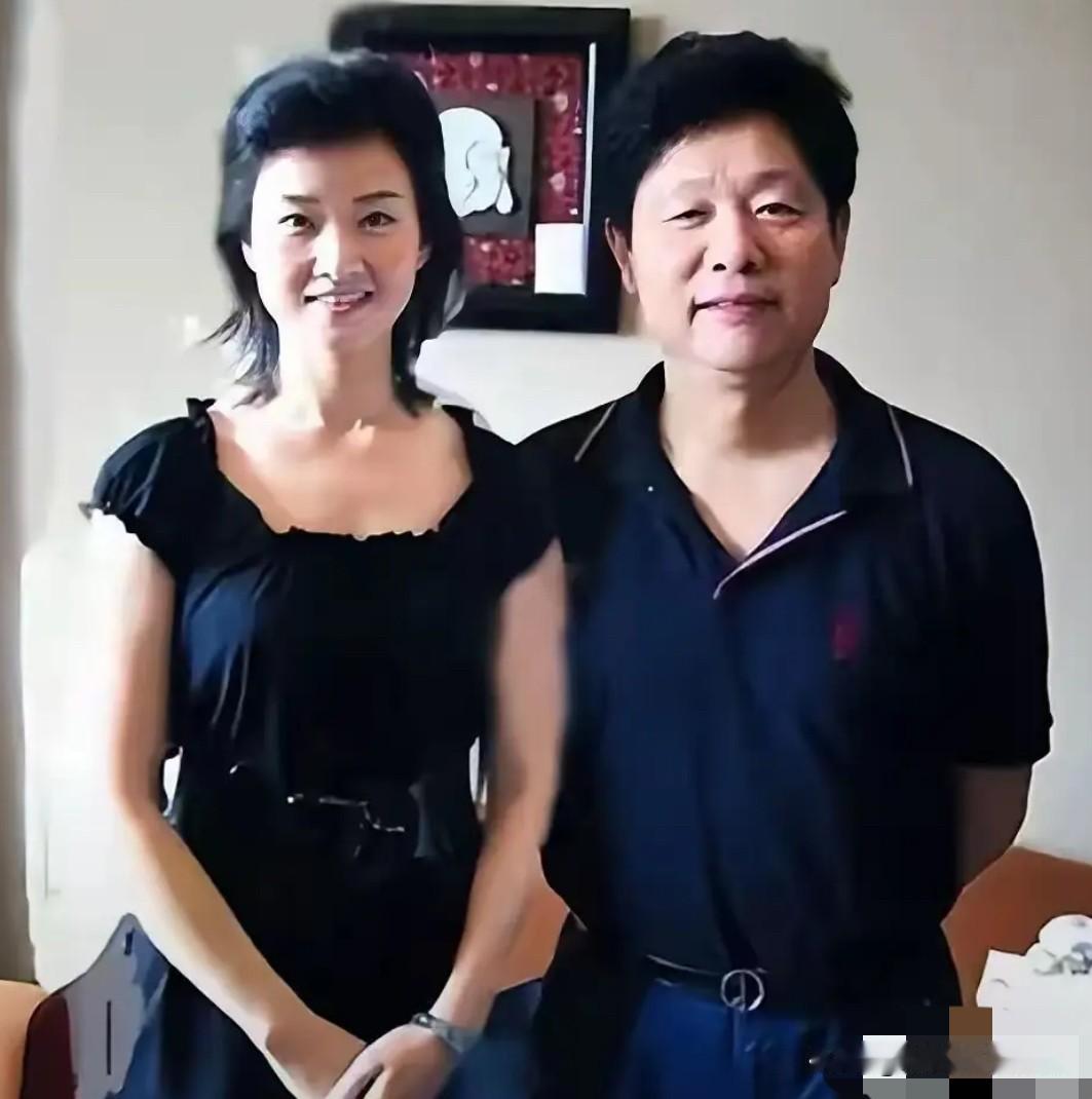 宋祖英与罗浩二人偶然相识相恋，1992年低调成婚，相守三十余年零绯闻，是娱乐圈模