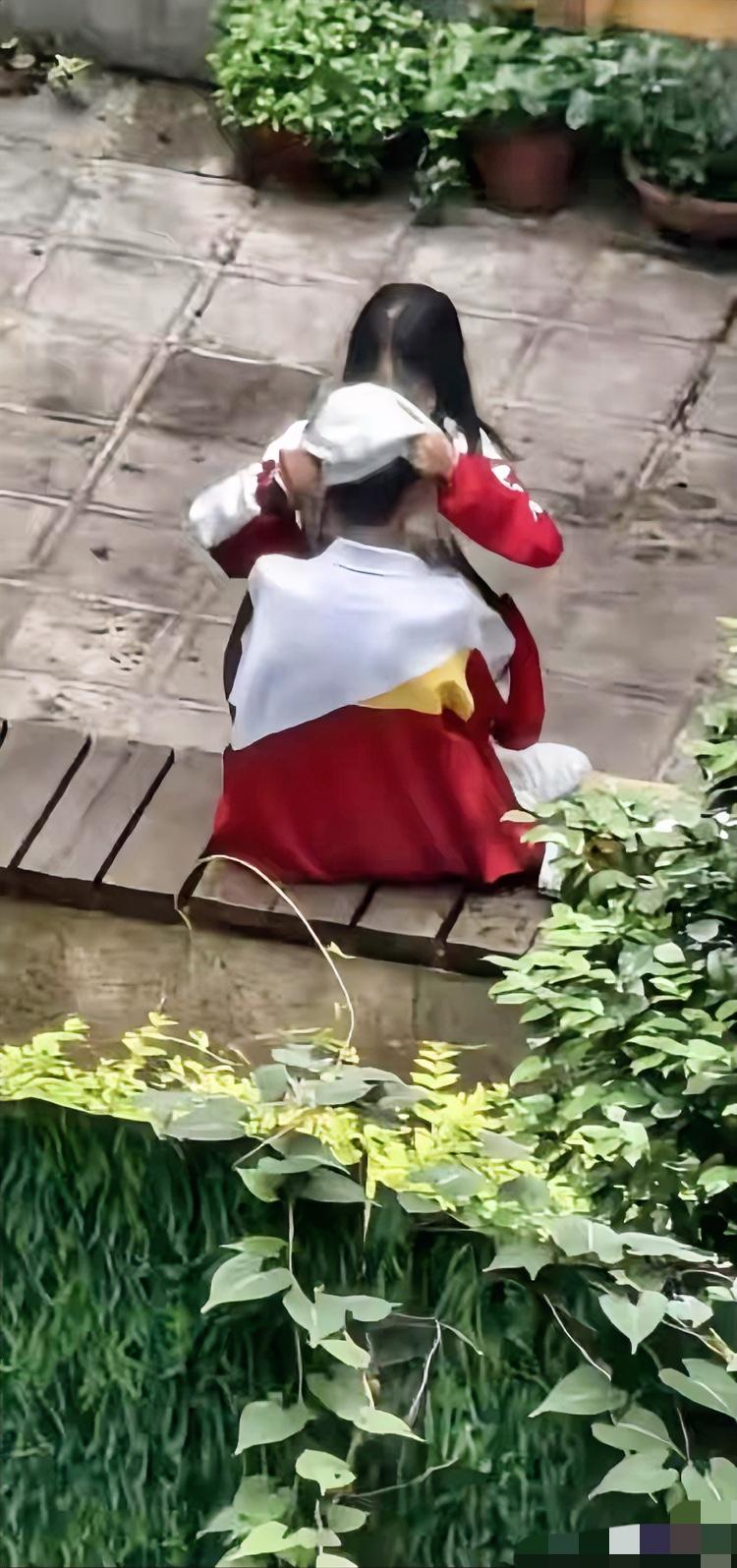 穿校服的初中生在大庭广众下没分寸，看着真让人揪心！这哪是恋爱自由，分明是没搞懂“