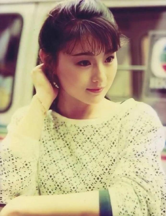 一天，李赛凤和宗天意发生了暧昧的关系，这时原本出差的丈夫突然回来了，李赛凤拉着丈