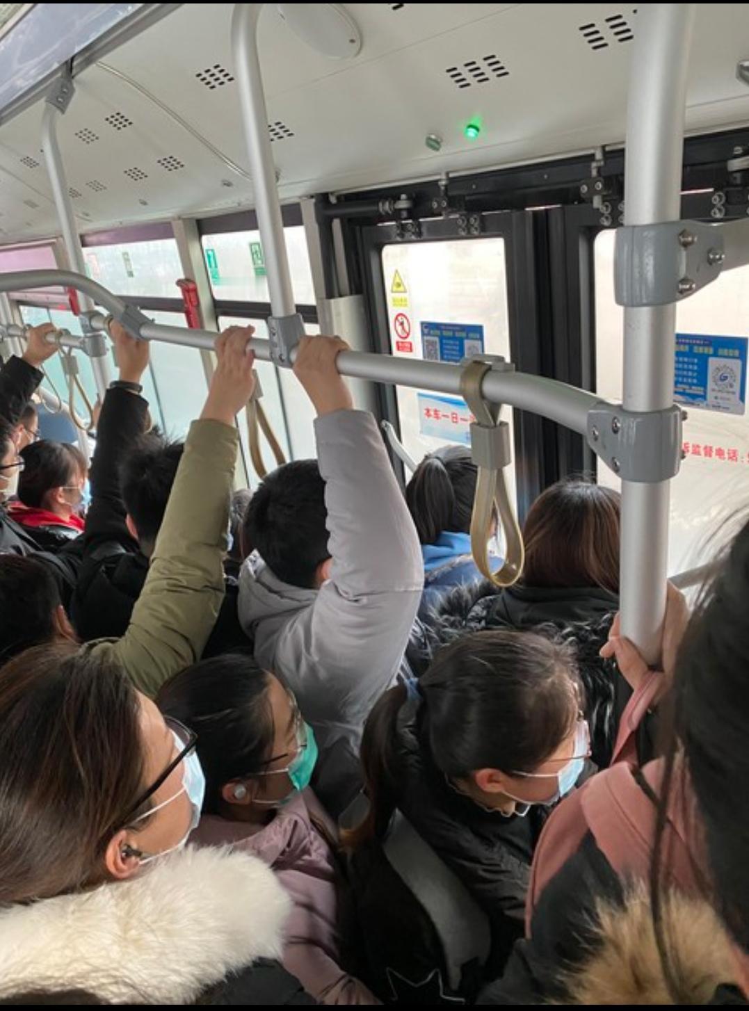 昨天在公交车上遇见令人气愤的一幕！
    昨天乘公交车下班回家，没走几站就没有