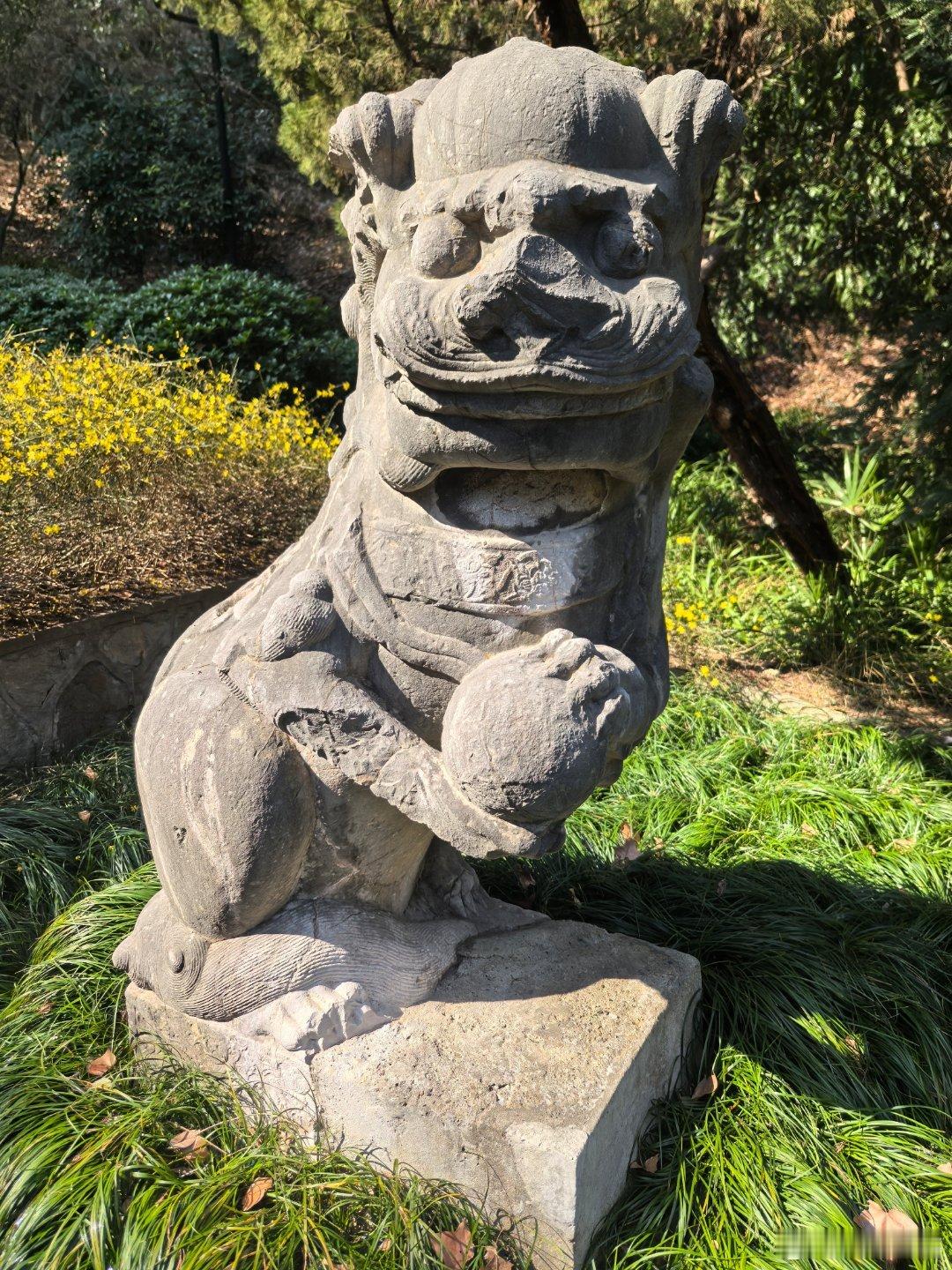 这个狮子造型很别致啊 