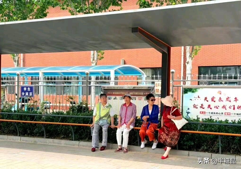 北京一小学校门口“一根杆长椅”走红，网友说可以推广，因为家长等学生也不易。

这