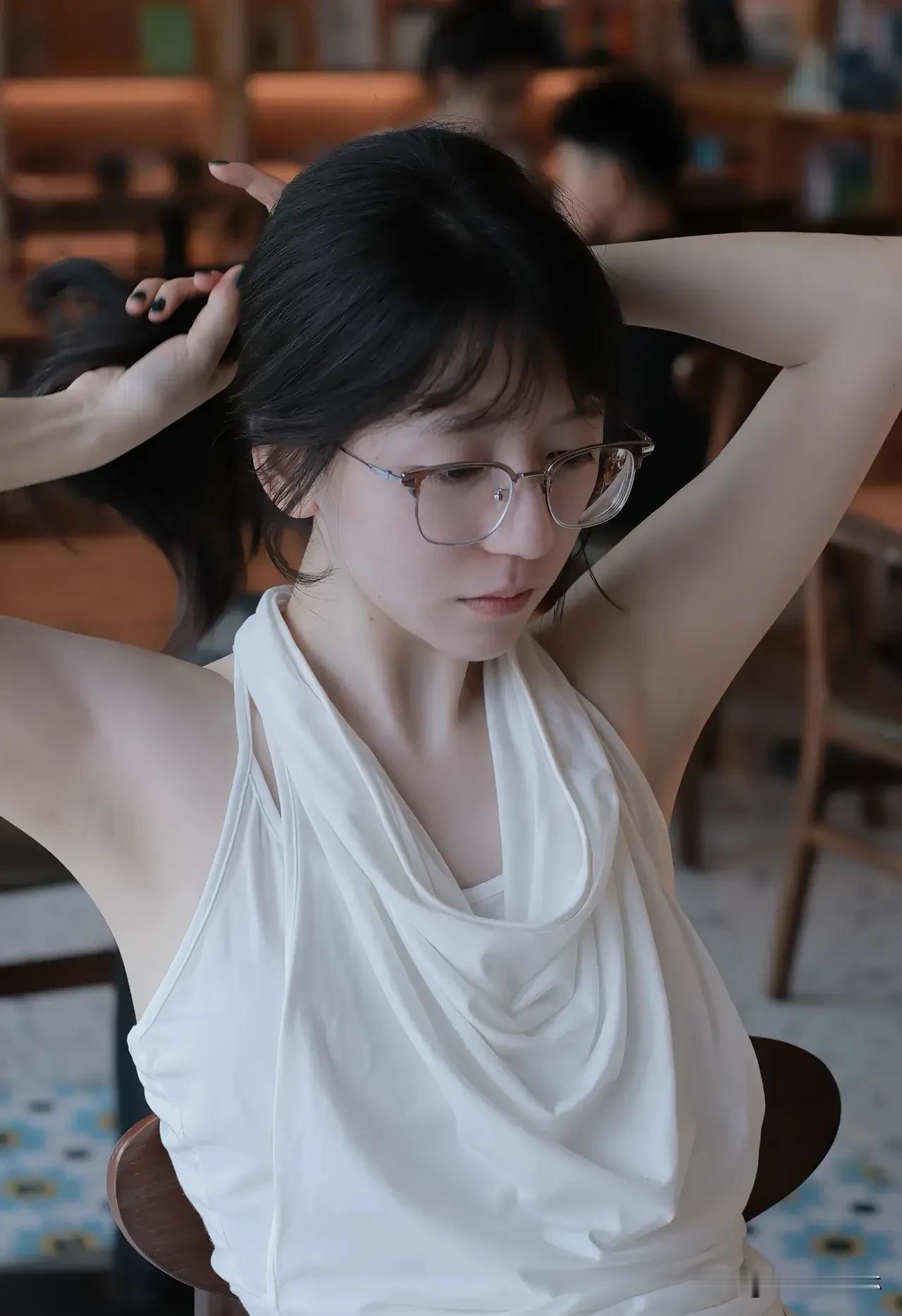 绕青丝，  
马尾一甩，
是青春的模样。  
低头浅笑藏温柔，  
抬眸瞬间，惊