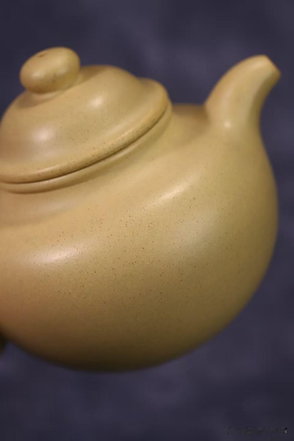 养壶别把茶垢当宝贝：一壶一茶、勤清轻擦，壶才会越用越润
我养壶走过一段弯路。早些