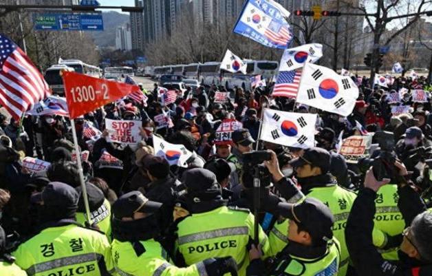 “中国驻韩大使馆被砸，韩国警察冷眼旁观”，李在明为何不出手制止？
 
2025年