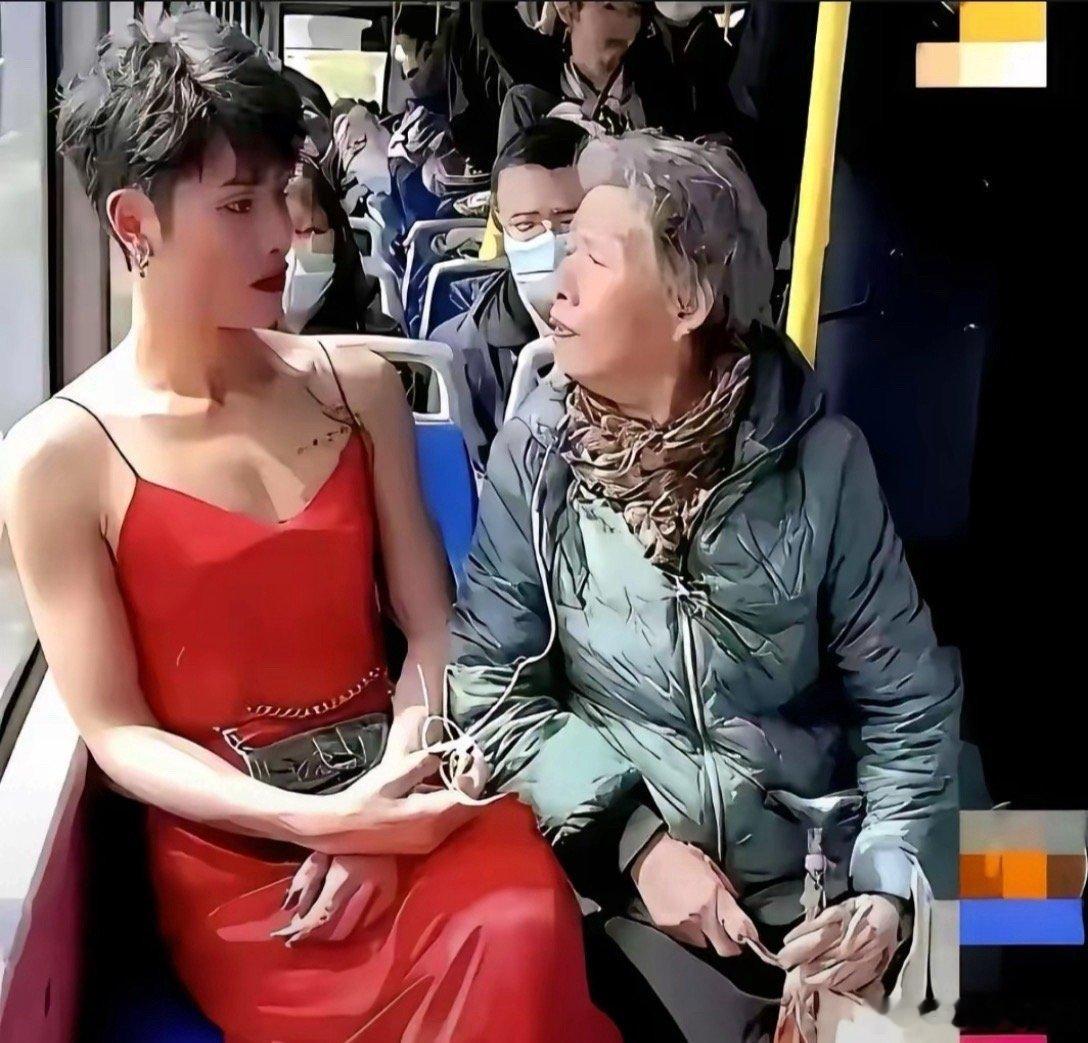 公交车上大姨看了半天，一脸疑惑。 